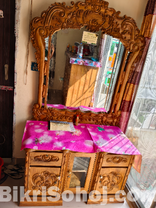 ড্রেসিং টেবিল